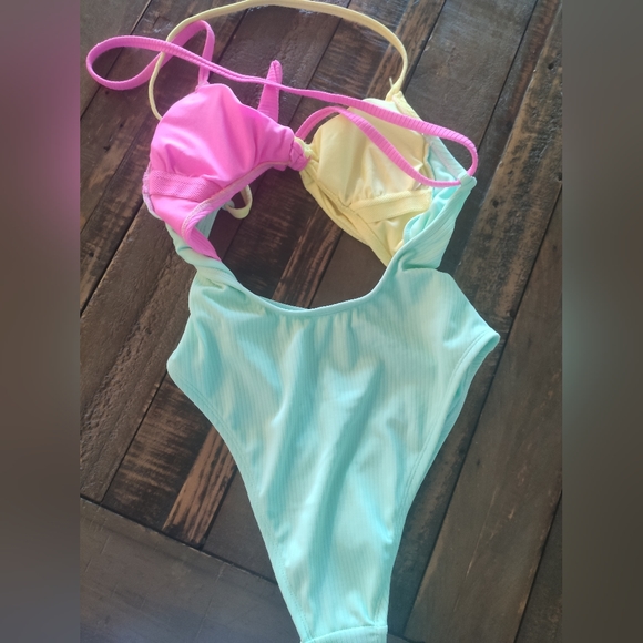 Swimsuit size XS - Picture 4 of 7